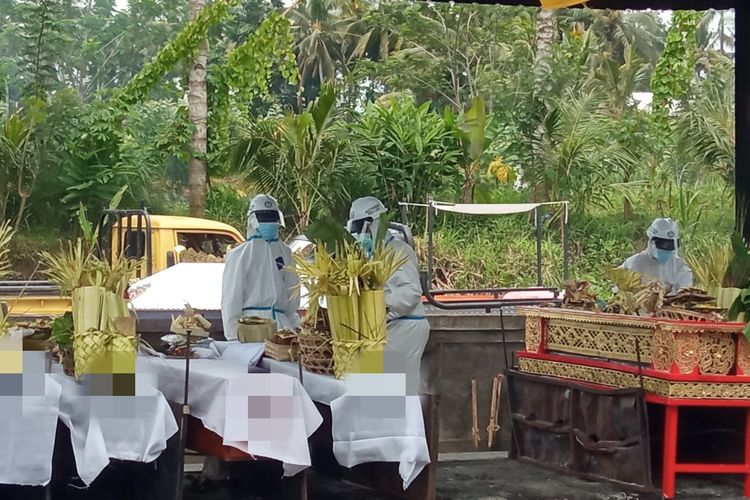 Kremasi atau pembakaran jenazah yang terkonfirmasi positif Covid-19 diKrematorium Sagraha Mandra Kantha Santhi, Desa Bebalang, Bali, 