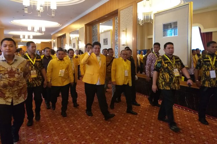 Kader AMPG menyambut kehadiran Ketua Umum Partai Golkar Airlangga Hartarto dalam pembukaan Rapimnas Partai Golkar di Ballroom Hotel Ritz Carlton Mega Kuningan, Kamis (14/11/2019)