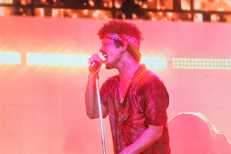 Gambaran lampu sorot panggung konser Bruno Mars yang kerap berubah-ubah menyesuaikan lagu yang dinyanyikan