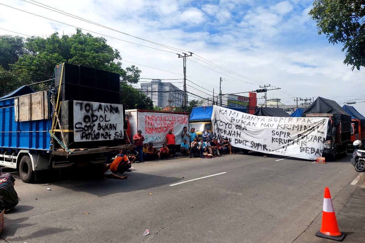 Sopir truk melakukan aksi menolak aturan terkait aturan ODOL yang dinilai tidak berpihak, Jumat (20/6/2025)