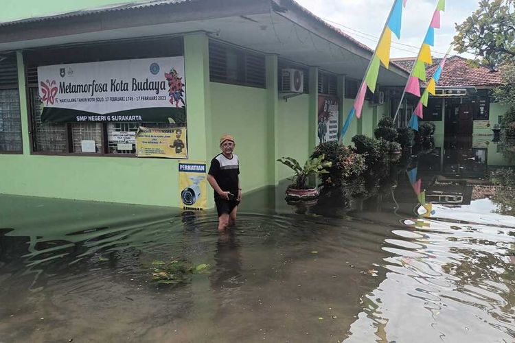 Kondisi Sekolah Menengah Pertama (SMP) Negeri 6 Kota Solo, Jawa Tengah, tergenang banjir.