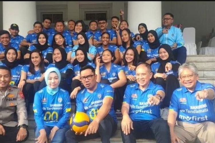 Gubernur Jawa Barat Ridwan Kamil bersama tim bola voli Jabar, Bandung BJB Tandamata, Selasa (3/1/2023). 