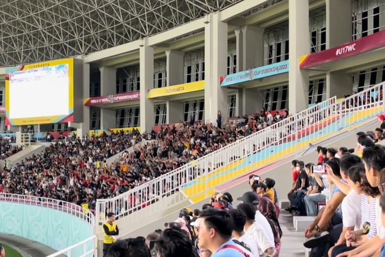 Final Piala Dunia U17 ribuan penonton berhasil menciptakan ombak manuasi di Stadion Manahan, pada Sabtu (2/12/2023).