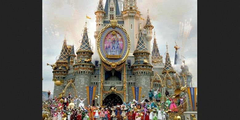 Disney Land, taman bermain yang kini ada di seluruh penjuru dunia, berawal dari mimpi seorang pria bernama Walter Elias Disney atau lebih dikenal dengan Walt Disney. 