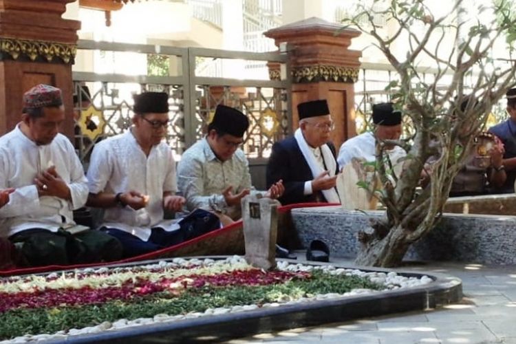 KH. Maruf Amin dan rombongan, bersama pengurus dan pengasuh Pesantren Tebuireng, Jombang, Jawa Timur, memanjatkan doa tawassul dan tahlil di makam pendiri NU, KH. Hasyim Asyari, Senin (3/9/2018).