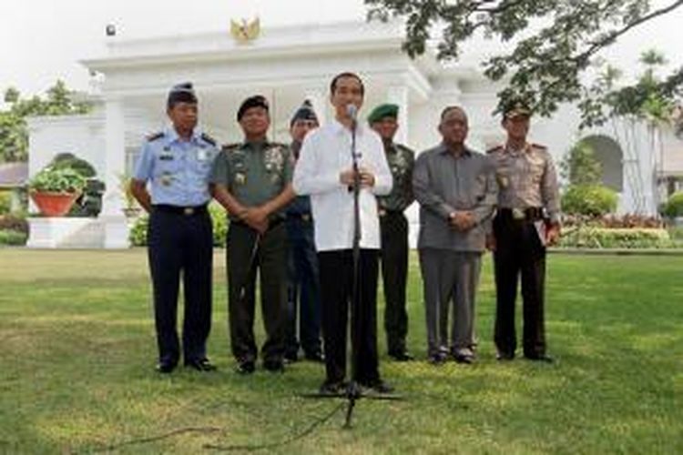 Presiden Joko Widodo didampingi Panglima TNI, Kapolri, Kepala BIN, Kepala Staf Angkatan Darat, Kepala Staf Angkatan Laut, dan Kepala Staf Angkatan Udara menggelar jumpa pers di halaman belakang Istana Merdeka, Jakarta Pusat, Rabu (22/10/2014).