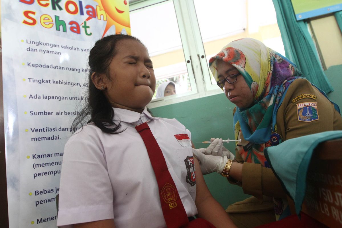Seorang anak mendapatkan suntikan vaksin Human Pamillomavirus (HPV) saat kegiatan Bulan Imunisasi Anak sekolah (BIAS) di SDN 11 Pagi, Lubang Buaya, Jakarta Timur, Selasa (4/10). Kegiatan ini untuk mewujudkan Indonesia bebas dari kanker serviks. TRIBUNNEWS/HERUDIN