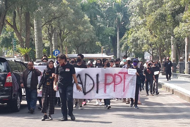 Mahasiswa Universitas Brawijaya (UB) yang tergabung dalam Amarah Brawijaya saat menggelar aksi menuntut keringanan dan pembebasan biaya kuliah di Kampus Universitas Brawijaya (UB), Kamis (18/6/2020)