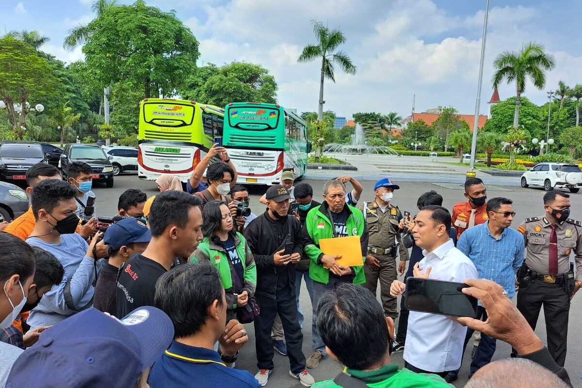 Wali Kota Surabaya Eri Cahyadi meneemui 11 pengemudi ojek online (ojol) di sela-sela acara Sambat Warga, di lobby Balai Kota, Minggu (11/9/2022).