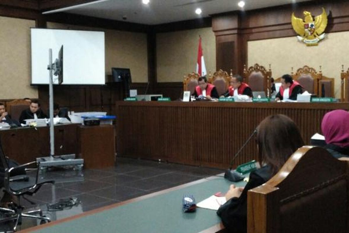 Ahli psikologi, Antonia Ratih, menjadi saksi ahli yang dihadirkan Jaksa Penuntut Umum dalam sidang lanjutan kasus kematian Wayan Mirna Salihin dengan terdakwa Jessica Kumala Wongso di Pengadilan Negeri Jakarta Pusat, Senin (15/8/2016).