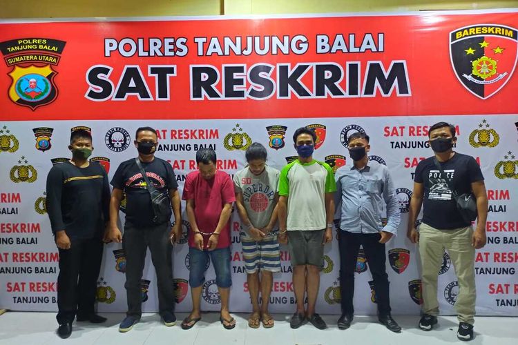 Ketiga pelaku penyekapan dan penganiayaan berinisial KRG alias Udin (44), seorang pecatan TNI. Udin ditangkap di depan Polres Asahan. Pelaku lainnya berinisial MIB (43), ditangkap di depan kantor BNN Asahan. Keduanya merupakan warga Kecamatan Datuk Bandar Timur Kota, Tanjung Balai. Sedangkan AN (38), warga Kecamatan Teluk Nibung, Kota Tanjung Balai, ditangkap bersamaan dengan penangkapan MIB.