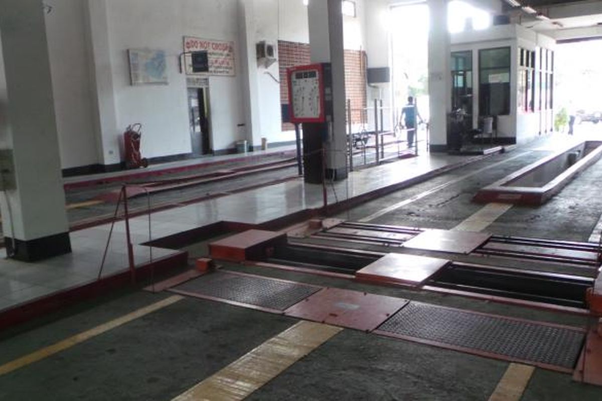 Tempat pengujian kendaraan di Pulogadung, Jakarta Timur. Kamis (24/7/2014).