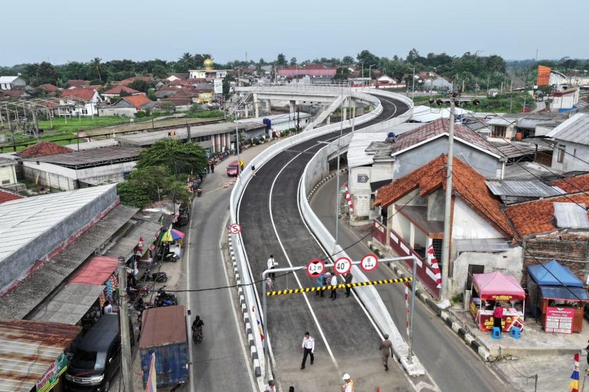Flyover Soebianto dan Jembatan Penyeberangan Orang (JPO) resmi beroperasi setelah diresmikan langsung oleh Bupati Bogor Rudy Susmanto di sekitar Stasiun Tenjo, Kabupaten Bogor, Jawa Barat, Selasa (21/10/2025).