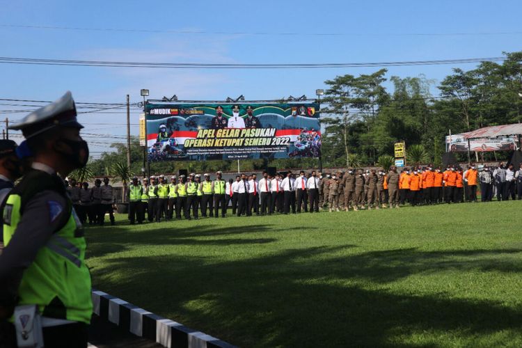 Gelar pasukan Operasi Ketupat Semeru 2022 di halaman Kantor Polres Blitar di Kecamatan Talun, Blitar, Jawa Timur, Jumat (22/4/2022)