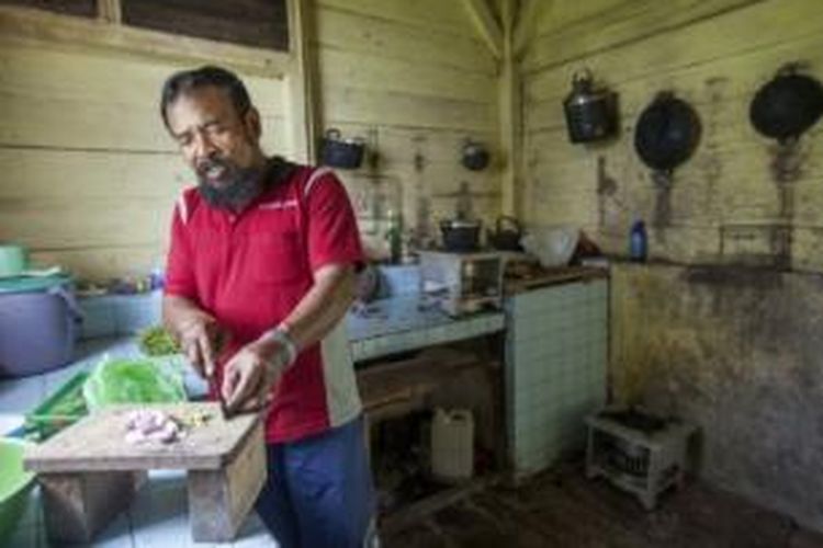 Suparno, kepala kebun kopi Afdeling Besaran, tengah mempersiapkan santapan istimewa di dapur rumah atas tinggalan kolonial. 