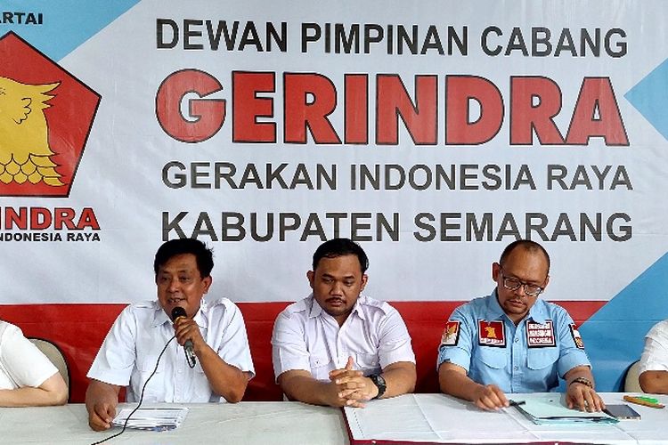 Ketua DPC Partai Gerindra Kabupaten Semarang Sudarjak Agus Kasworo memberi keterangan pers terkait pendaftaran bakal bupati-wakil bupati Semarang
