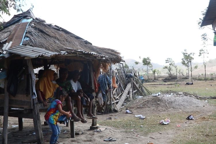 Sibah (65) warga yang masih bertahan menyaksikan  alat berat yang mengeruk tanahnya paska land clearing dilakukan di tiga titik prioritas di areal sirkuit MotoGP Mandalika Lombok, 13/9/2020 lalu di Kawasan Ekonkmi Khusus (KEK) Mandalika