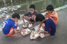 Anak-anak Pengungsi Banjir Makan, Asyik Sekali...