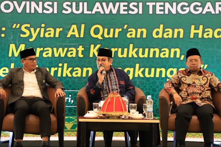 Menteri Agama periode 2001?2004, Said Agil Husin Al Munawar (tengah) saat menjadi pembicara dalam Seminar Syiar Qur?an dan Hadis: Merawat Kerukunan, Melestarikan Lingkungan yang digelar di Kendari, Jumat (17/10/2025).