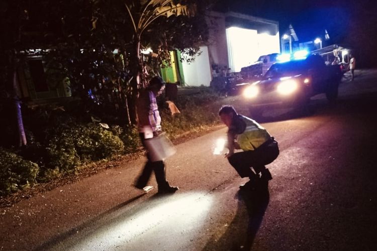 Seorang pengemudi motor pelajar SMP asal Tasikmalaya berboncengan tiga orang tewas usai menabrak mobil di Jalan Manonjaya-Banjar Kabupaten Tasikmalaya, Jawa Barat, Selasa (2/1/2024) malam.