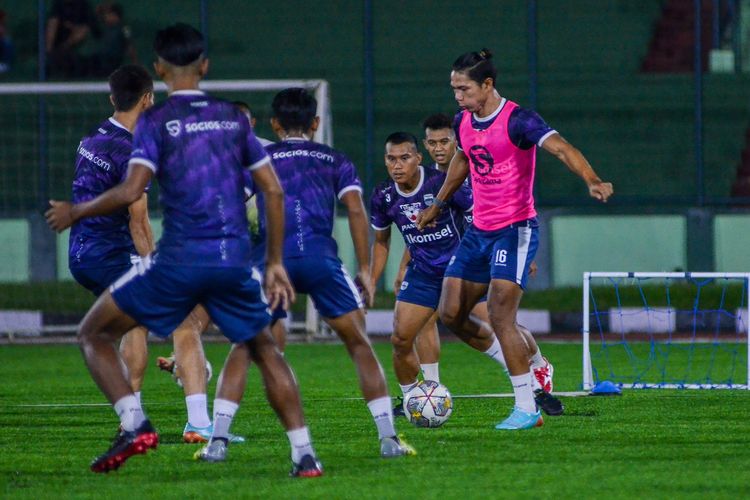 Achmad Jufriyanto dan pemain Persib lainnya mulai memanaskan mesin untuk menghadapi laga Persib vs PSS Sleman dalam pertandingan pekan ke-22 Liga 1 2022-2023, di Stadion Siliwangi Bandung, Kamis (2/1/2023).