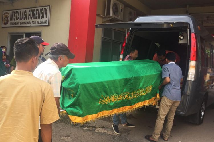 Jenazah Adhitia Adha (29) napi kasus narkoba yang tewas diruang sel tahanan Lapas Merah Mata Palembang,ketika berada di rumah sakit Bhayangkara, Sabtu (12/1/2019). 