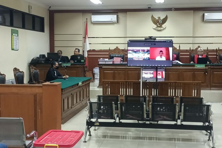 BACAKAN VONIS-- Majelis Hakim Pengadilan Tindak Pidana Korupsi (Tipikor) Surabaya membacakan vonis kasus korupsi mafia tanah dengan modus penyalahgunaan prasarana, sarana dan utilitas pembangunan Perumahan Puri Asri Lestari Kota Madiun dengan terdakwa mantan Kepala Kantor ATR/Badan Pertanahan Negara (BPN) Kota Madiun, Sudarmadi, Rabu (18/6/2025).