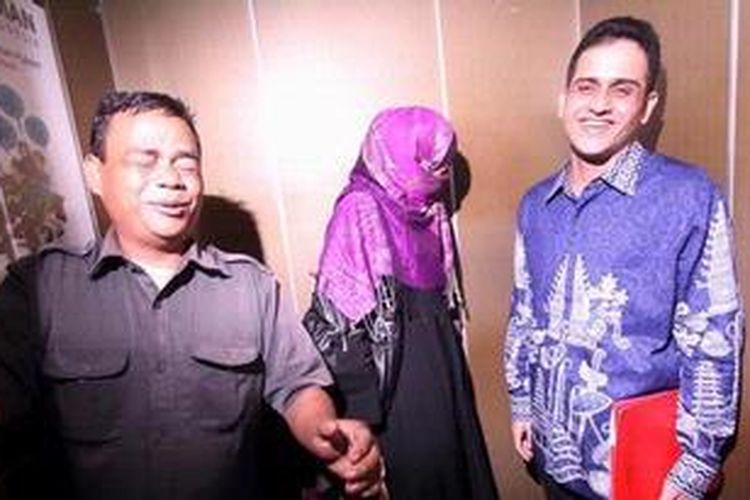 Terpidana M Nazaruddin (kanan) usai bersaksi dalam sidang istrinya Neneng Sri Wahyuni (tengah) di Pengadilan Tindak Pidana Korupsi, Jakarta, Selasa (8/1/2013). Neneng diajukan ke persidangan karena diduga terkait dugaan korupsi PLTS di Kemenakertrans. 