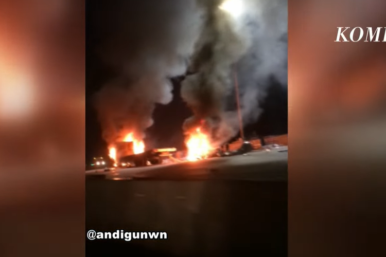 Sebuah truk air menabrak enam mobil yang sedang mengantre di loket pembayaran gerbang tol Ciawi. Akibat kecelakaan maut ini, 8 orang meninggal dunia dan belasan luka-luka.