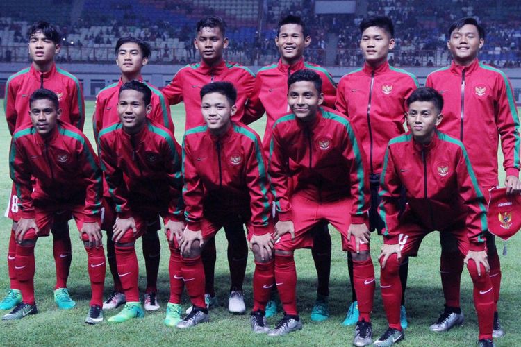 Skuad tim nasional U-16 Indonesia saat beruji coba melawan Singapura, Kamis (8/6/2017). 