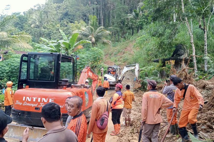 Alat berat dikerahkan untuk mencari lokasi rumah yang tertimbun longsor di Trenggalek.