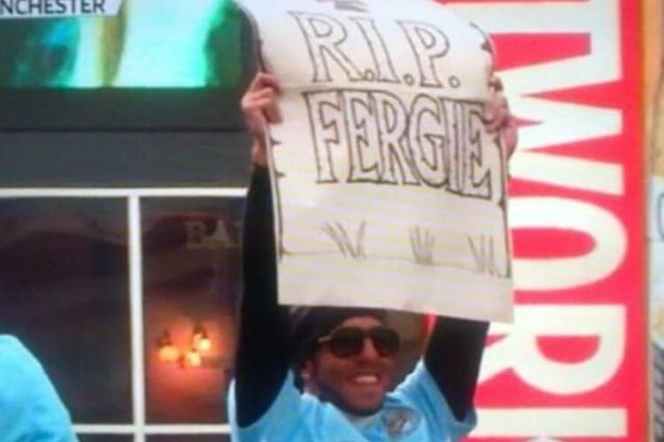 Striker Manchester City, Carlos Tevez, mengangkat spanduk bertuliskan RIP Fergie saat perayaan gelar juara Liga Inggris Manchester City pada Mei 2012. Man City dan Carlos Tevez sontak meminta maaf atas insiden tersebut.