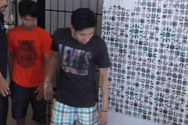 Petugas sipir rutan Mamuju utara sulawesi barat diciduk petugas BNNP Sulbar saat asik pesta narkoba dengan seorang temannya di sebuah rumah kosong di Kota Mamuju, Jumat (19/1/2018).