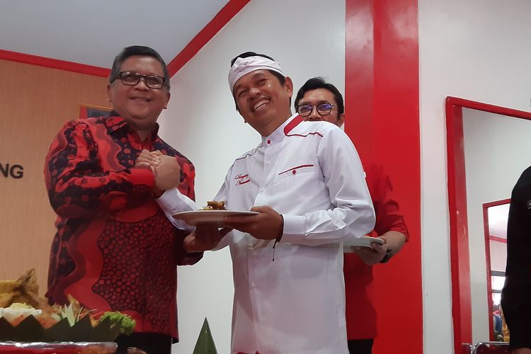 Ketua DPD Golkar Jawa Barat, Dedi Mulyadi (kanan) saat menghadiri peresmian kantor DPC PDI-P Kabupaten Purwakarta, Sabtu (24/11/2019).