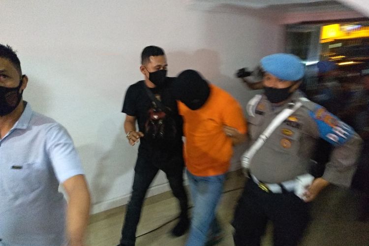 Tersangka R digelandang menuju ruang konferensi pers di Mapolrestabes Medan pada Selasa (14/7/2020) malam. R ditetapkan sebagai tersangka dalam kasus dugaan prostitusi melibatkan artis FTV selebgram dan foto model berinisial H (23).