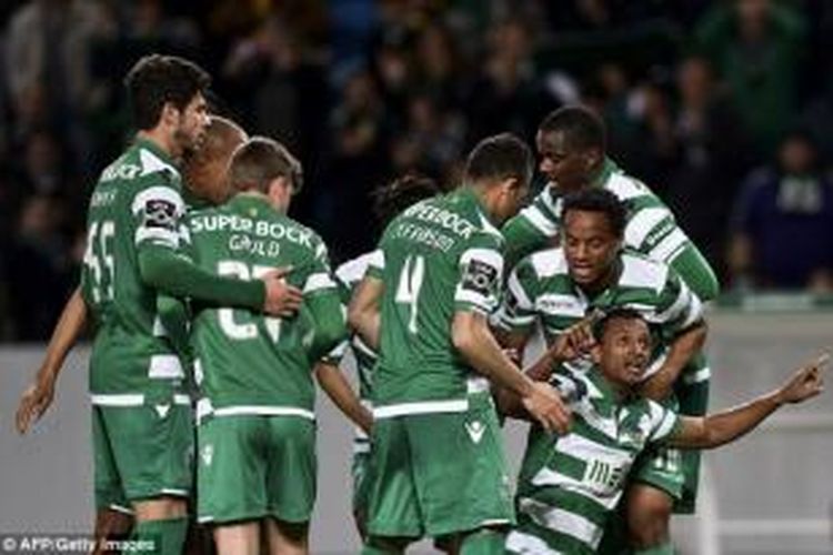 Gelandang Sporting Lisbon, Nani, seusai mencetak gol ke gawang Gil Vicente, pada laga lanjutan Liga Portugal, Minggu (22/2/2015). 