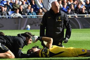 Emi Martinez Perlu Operasi Usai Alami Benturan Keras Saat Chelsea Libas Everton