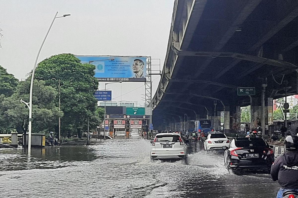 Pintu tol Cempaka Putih di Jalan Ahmad Yani, Pulogadung, Jakarta Timur, ditutup sementara akibat genangan banjir di sekitar lokasi, Selasa (18/1/2022) sore.