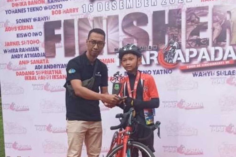 Valelir Keandra Sugara (11) peserta nomor urut 112 Gran Fondo Kelas Non-Kom Tour De Linggajati Kabupaten Kuningan Jawa Barat, Jumat (16/12/2022). Kean berhasil menyisihkan peserta lain dan meraih juara 1