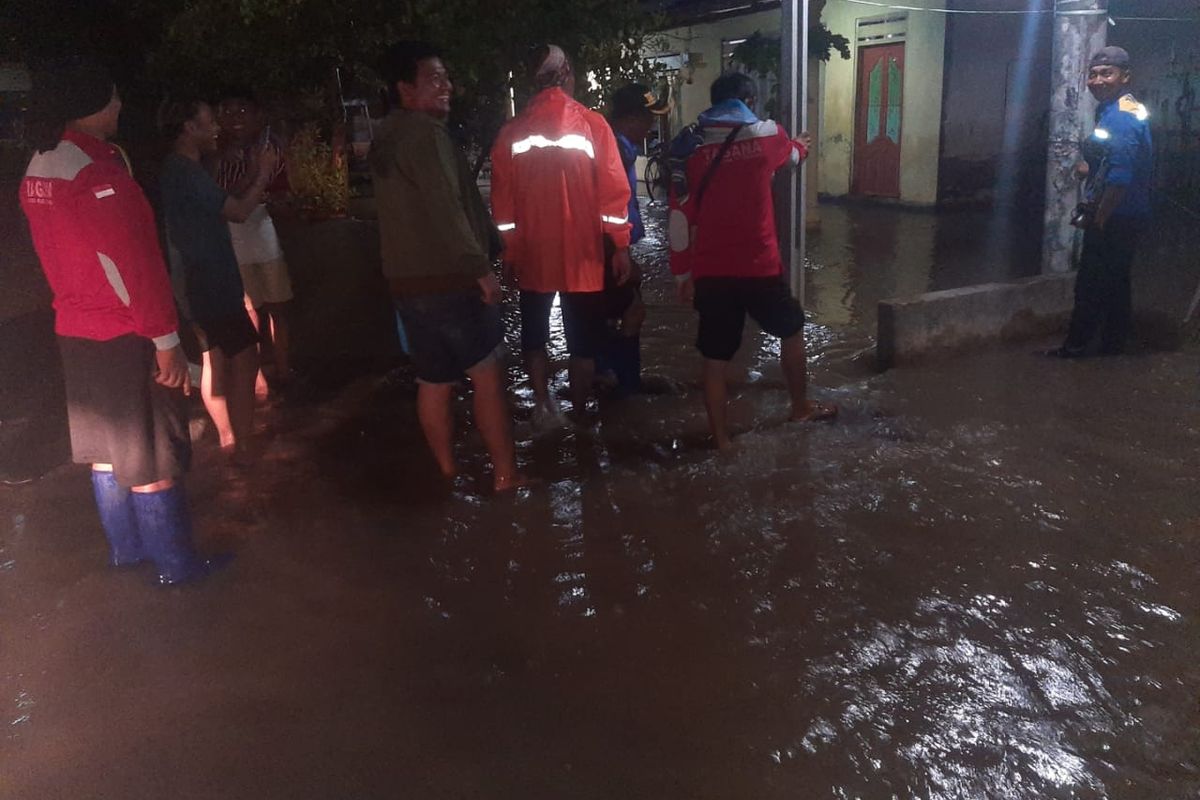 Foto: Hujan lebat di Desa Kendit, Kecamatan Kendit, Kabupaten Situbondo, Provinsi Jawa Timur menyebabkan banjir dan menggenangi puluhan rumah pada Kamis (13/3/2025). 