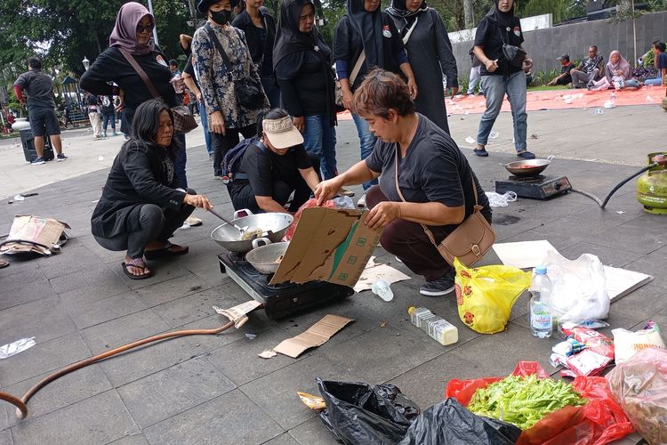 Warga Bawa Peralatan Dapur dan Goreng Jengkol Saat Demo di Balai Kota Bogor