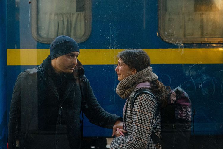 Sepasang kekasih menunggu kereta evakuasi di stasiun kereta pusat Kyiv, Senin (28/2/2022). Tentara Rusia mengatakan pada 28 Februari bahwa warga sipil Ukraina dapat dengan bebas meninggalkan ibu kota negara itu, Kyiv, dan mengklaim angkatan udaranya mendominasi langit Ukraina. Belum lama ini, Wali Kota Vorkuta, Yaroslav Shaposhnikov, menyebut 10 persen laki-laki di Rusia yang menjadi sukarelawan dalam konflik dengan Ukraina melakukannya untuk melarikan diri dari istri mereka yang mengekang.