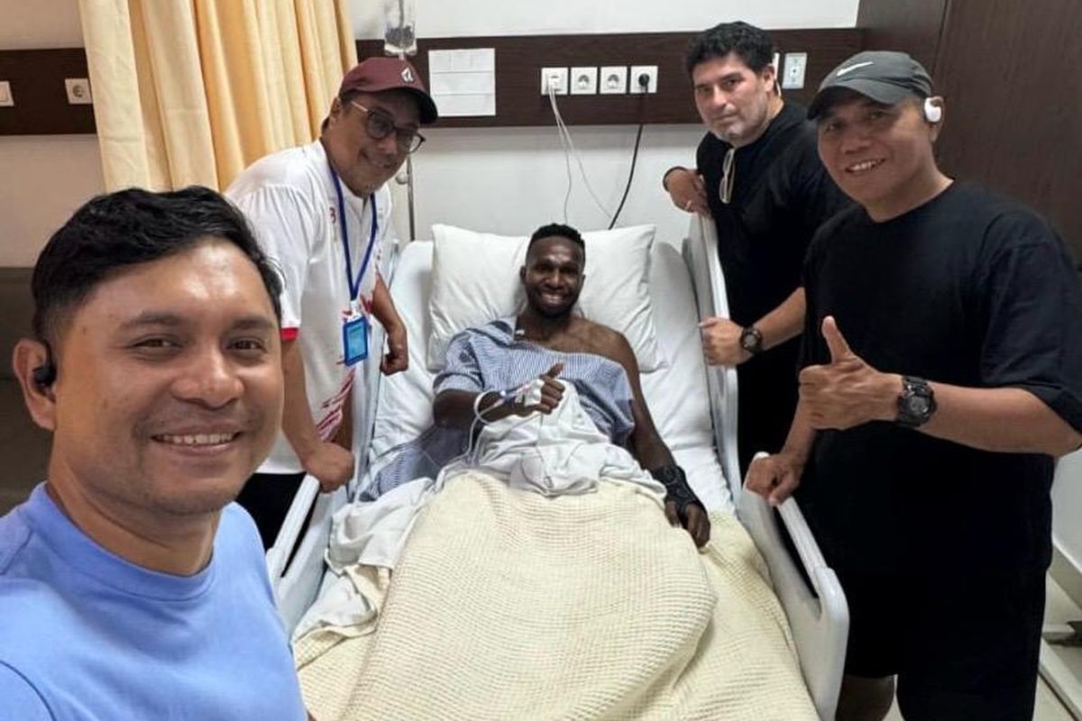 Kiper Persipura, Jhon Pigai, saat terbaring, usai menjalani operasi di RS Siloam, Yogjakarta, Sabtu (2/8/2025).