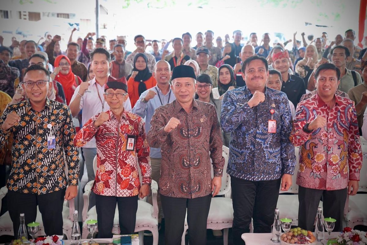 Menkop Ferry Juliantono saat meresmikan KKMP Tukangkayu di Banyuwangi, Jawa Timur, Selasa (9/12/2025). 