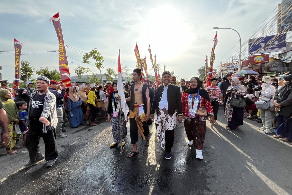 Penampilan teatrikal musikal saat pemeran Joko Berek bersama keluarganya memulai perjalanan mencari ayah kandungnya dalam acara Napak Tilas Sembrani Bumi Nusantara (SBN) 2025, Minggu (5/10/2025).