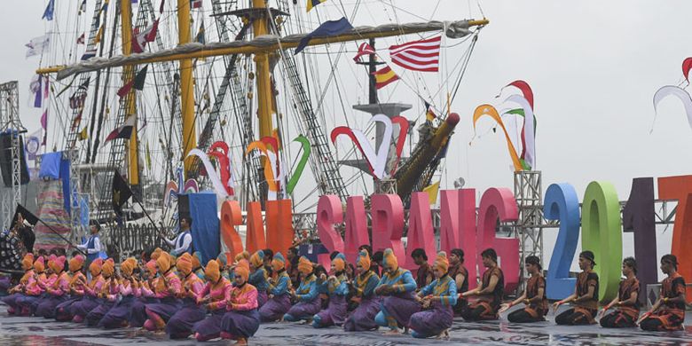 Penari menampilkan drama kolosal Laksamana Malahayati saat acara puncak Sail Sabang 2017 di Sabang, Aceh, Sabtu (2/12/2017). Sail Sabang berlangsung hingga 5 Desember 2017.