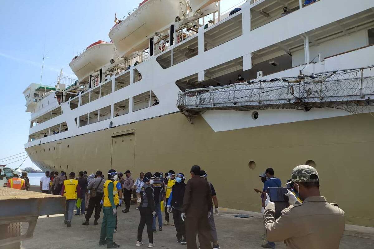 Tim Medis Karantina Kesehatan Pelabuhan Ambon naik ke atas KM Dobonsolo untuk melakukan rapid test terhadap ABK kapal tersebut, Jumat (17/4/2020)