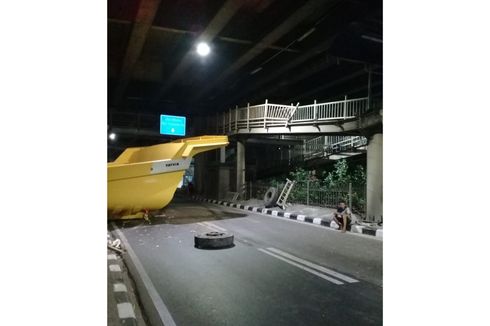 Bak Truk Tambang Tersangkut JPO dan Jatuh di Jatinegara