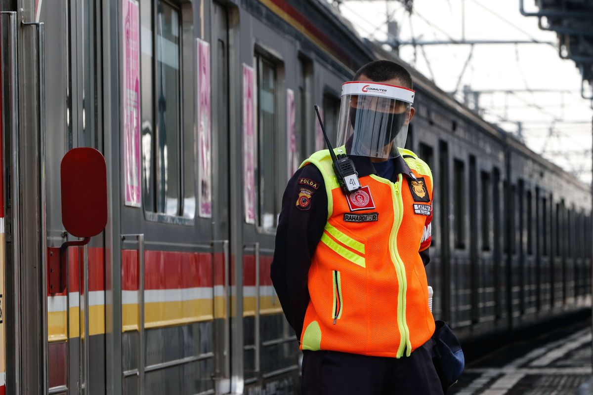 Petugas menggunakan face shield dan masker di Stasiun Kota Bogor, Selasa (9/6/2020). Pihak stasiun menerapkan protokol kesehatan kepada petugas dan penumpang KRL commuter line untuk mengurangi penyebaran virus Covid-19.