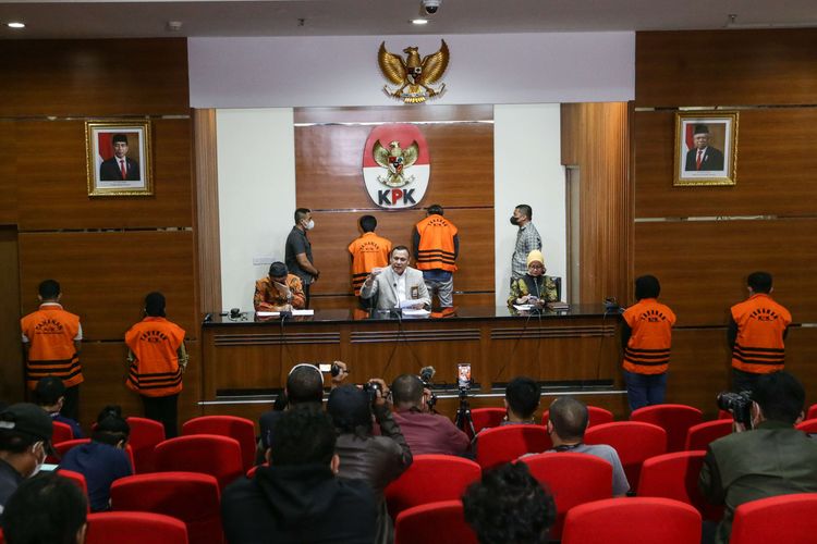 Ketua KPK Firli Bahuri menggelar jumpa pers terkait operasi tangkap tangan (OTT) kasus dugaan suap pengurusan perkara di Mahkamah Agung (MA) di Gedung Komisi Pemberantasan Korupsi, Jumat (23/9/2022). KPK menetapka pihaknya menetapkan 10 orang tersangka salah satunya adalah Hakim Agung, Sudrajad Dimyati.